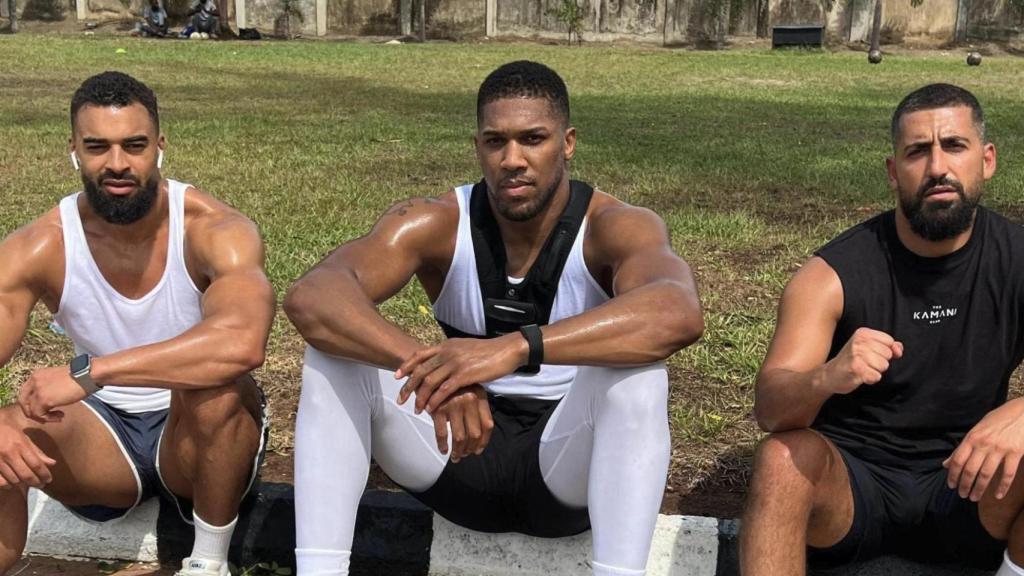Anthony Joshua, en el centro, con sus dos amigos fallecidos, Sina Ghami y Latif Ayodele.