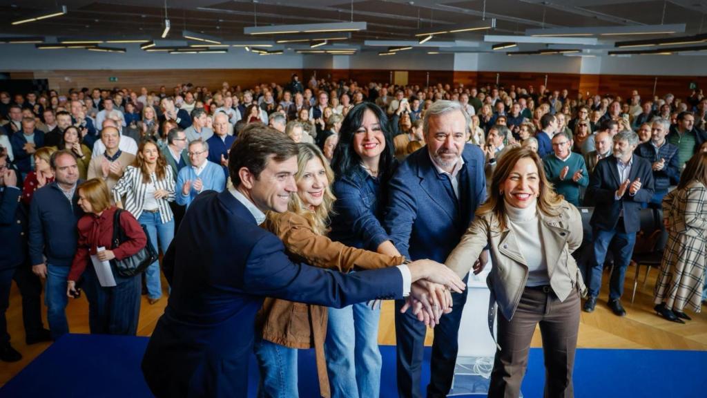 Jorge Azcón junto a Ramón Celma, Mar Vaquero, Natalia Chueca y Lorena Orduna este domingo