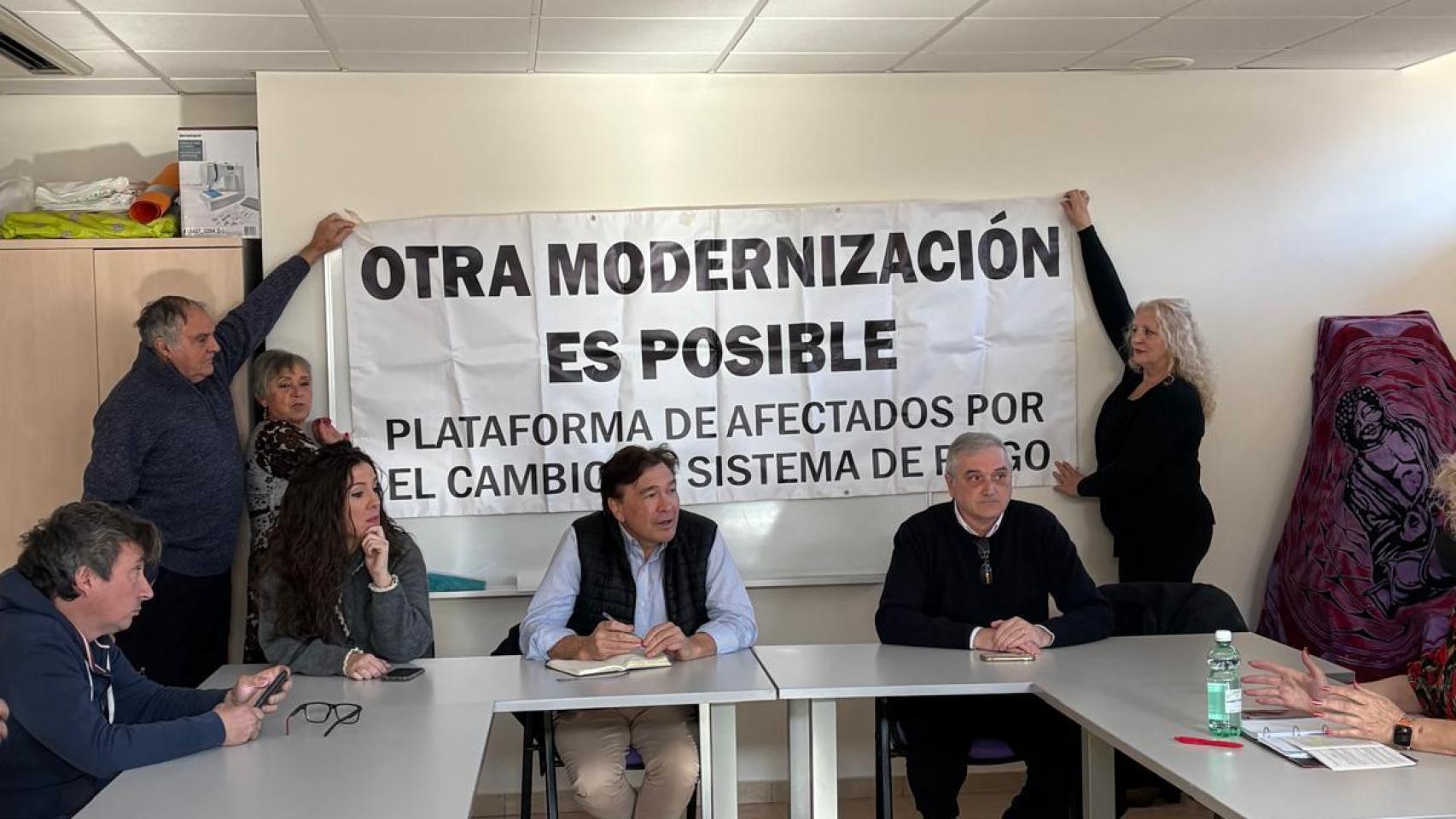 Bea Gasqued, Tomás Guitarte y Cruz Díez en la reunión con los regantes