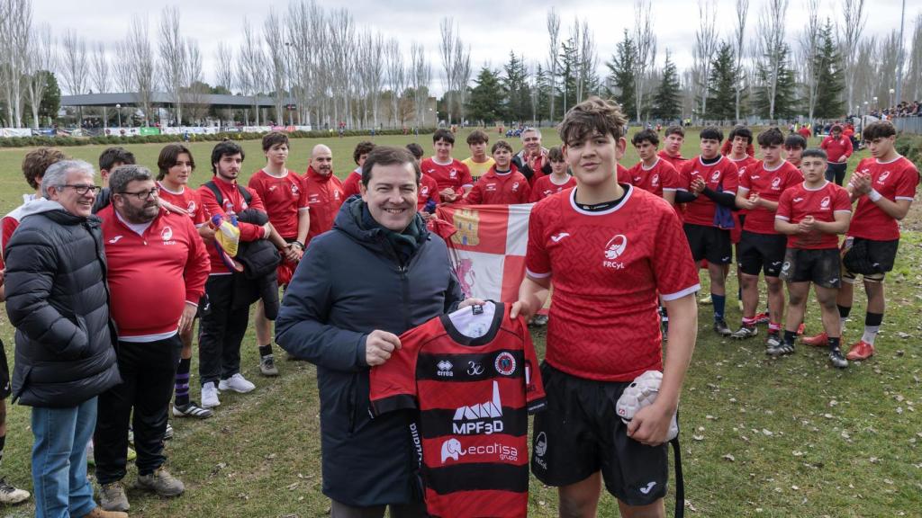 Mañueco arropa a la selección de Castilla y León de rugby en su victoria en el Campeonato de España M16