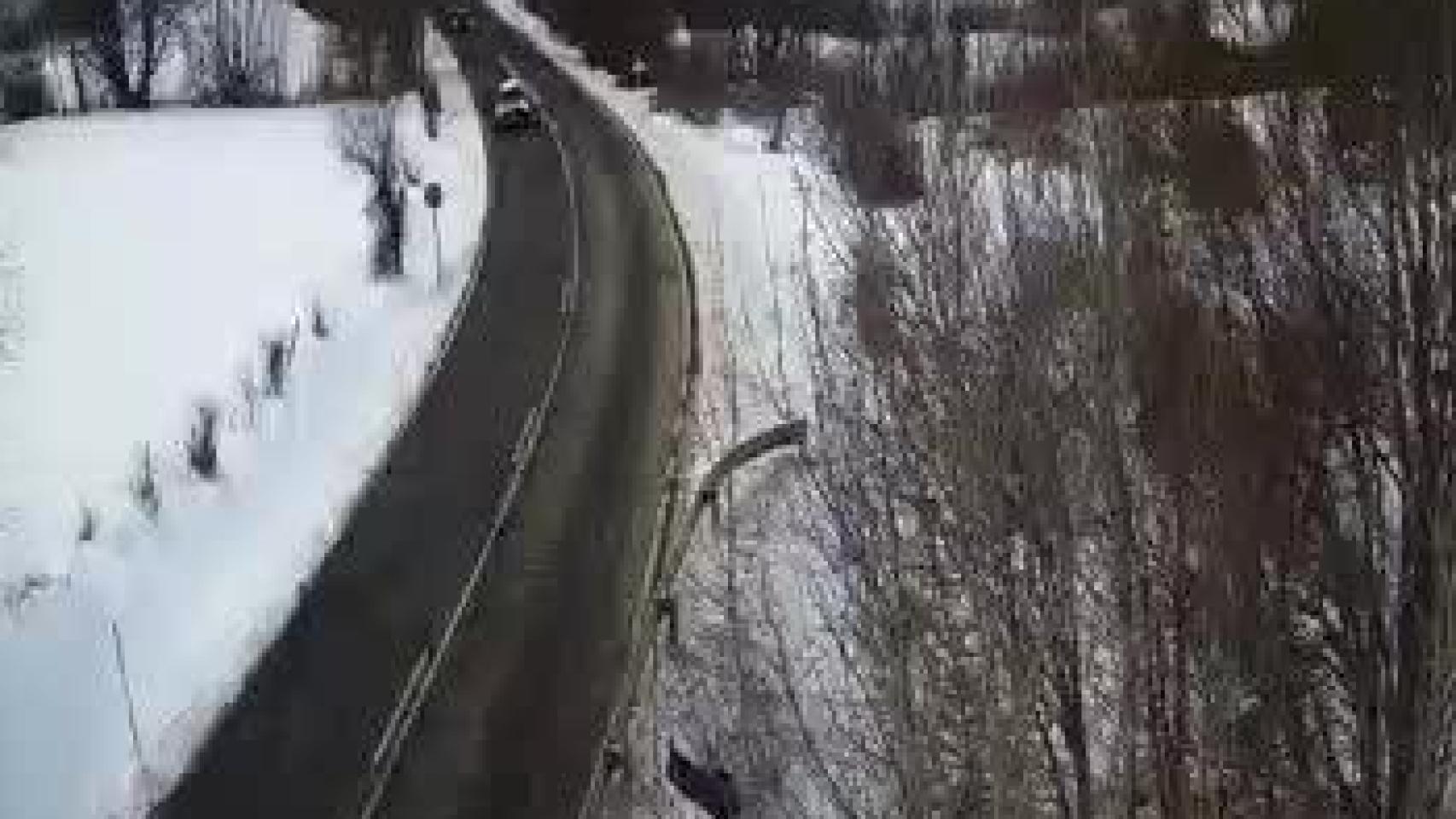 Así se encuentra la A-136 a su paso por Sallent de Gállego este domingo