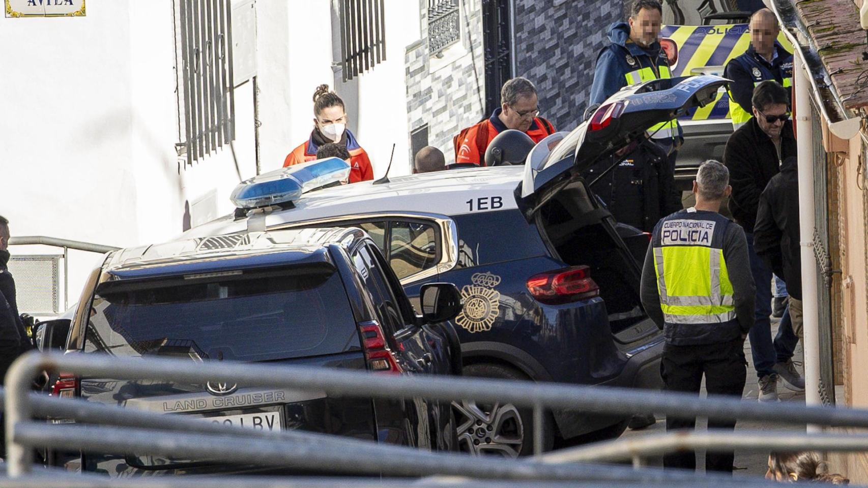 Agentes junto a la casa donde el hombre se ha atrincherado.