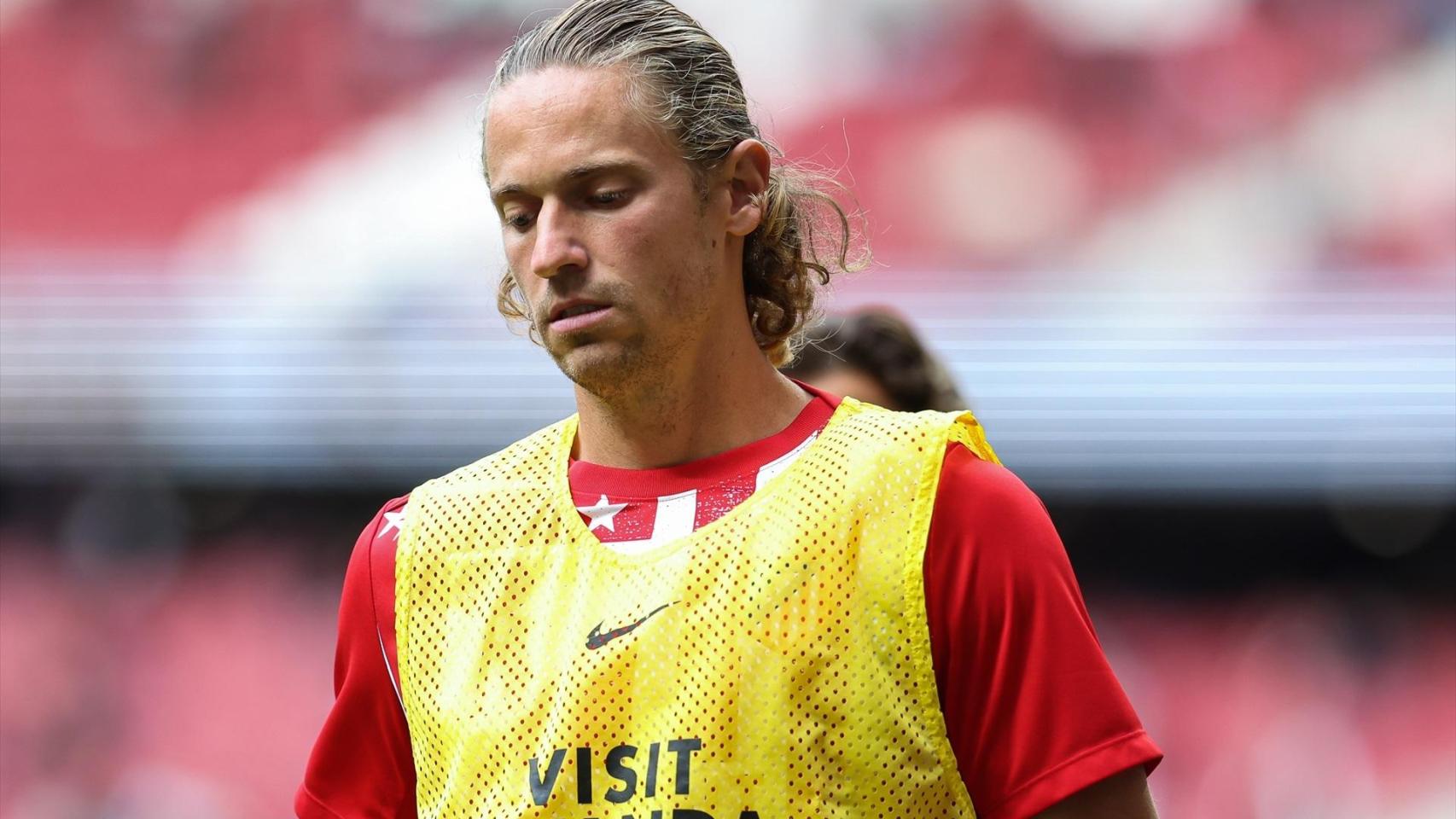 Marcos Llorente realizando los ejercicios de calentamiento en la previa del partido ante el Sevilla.