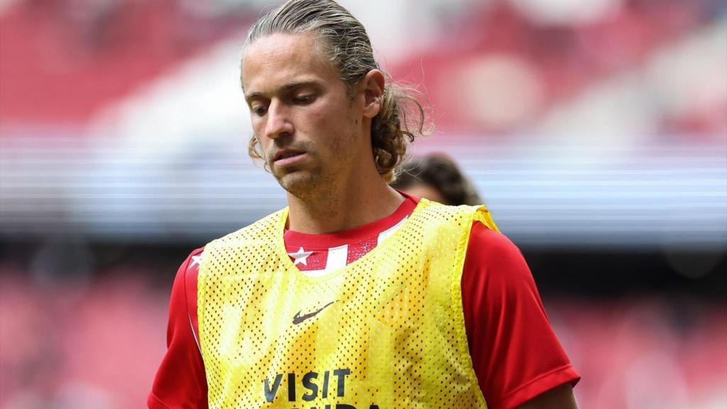 Marcos Llorente realizando los ejercicios de calentamiento en la previa del partido ante el Sevilla.