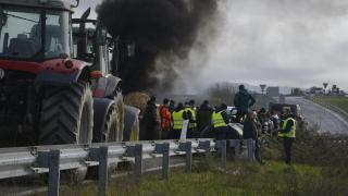 Agricultores y ganaderos cortan la A-52 con tractores y rollos de paja, a 10 de enero de 2026, en Xinzo de Limia, Orense, Galicia (España)