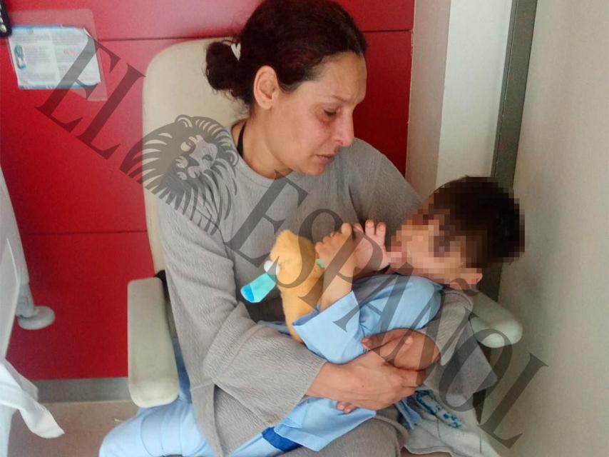 Houriya, este domingo, con su nieto en brazos en el hospital donde permanece ingresado.