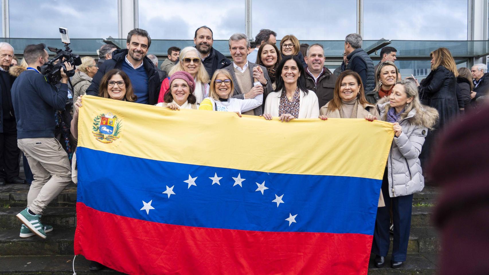 Rueda con un grupo de venezolanos a la salida de la Interparlamentaria del PP