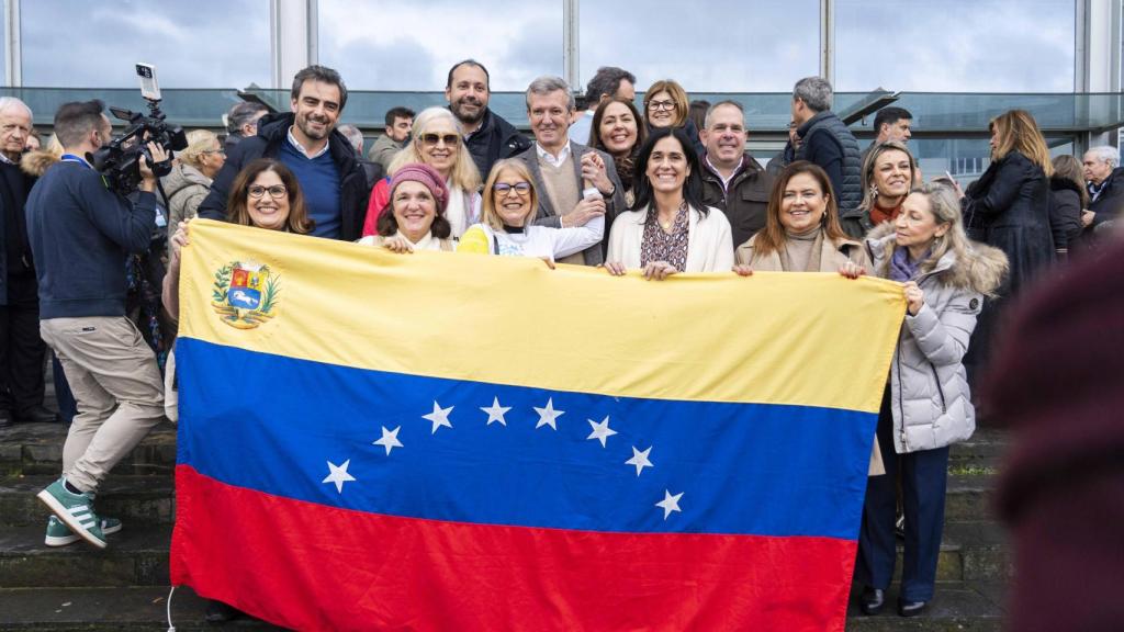 Rueda con un grupo de venezolanos a la salida de la Interparlamentaria del PP