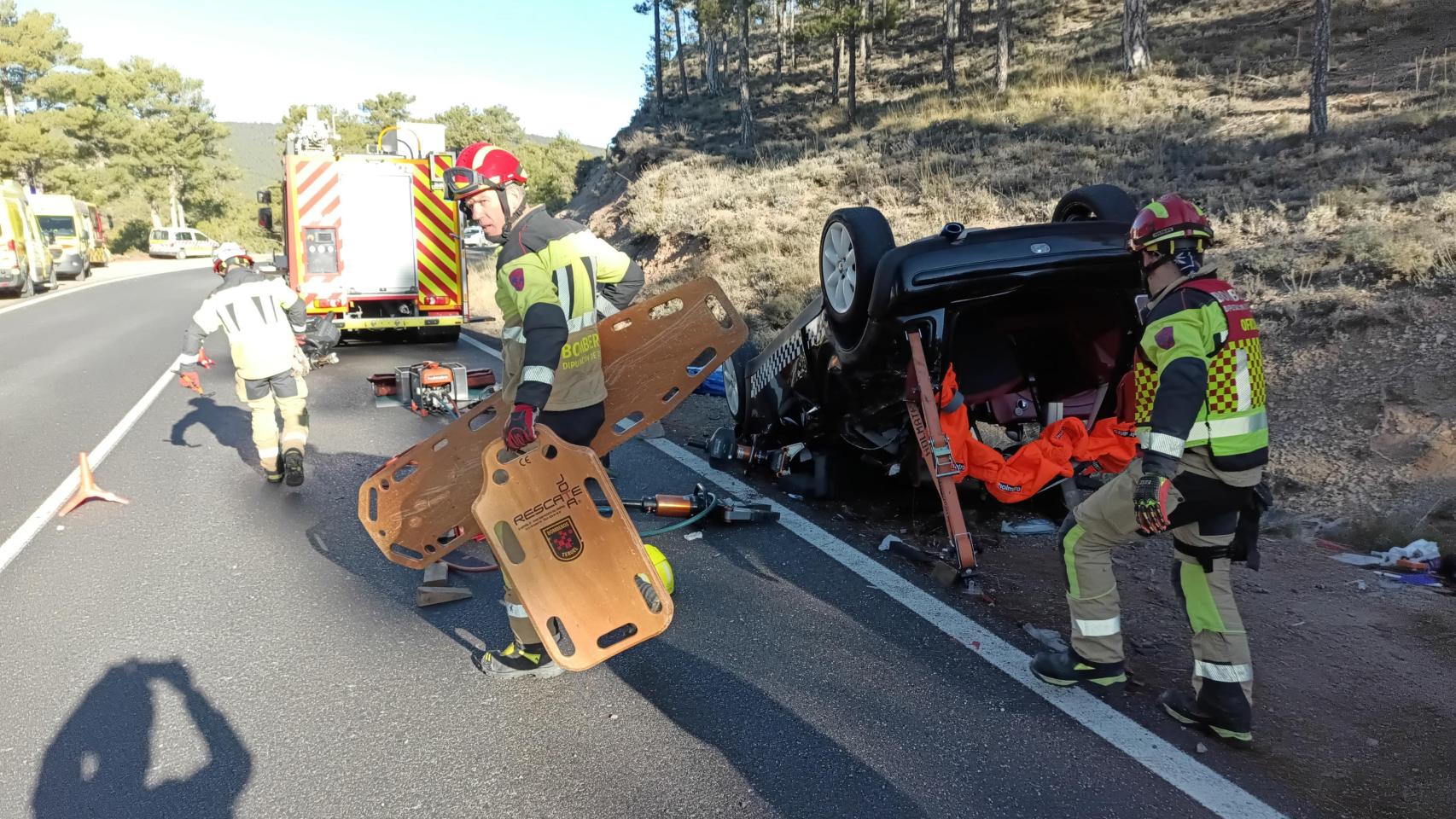 Los Bomberos de la DPT durante su intervención en el accidente de tráfico en Mora de Rubielos
