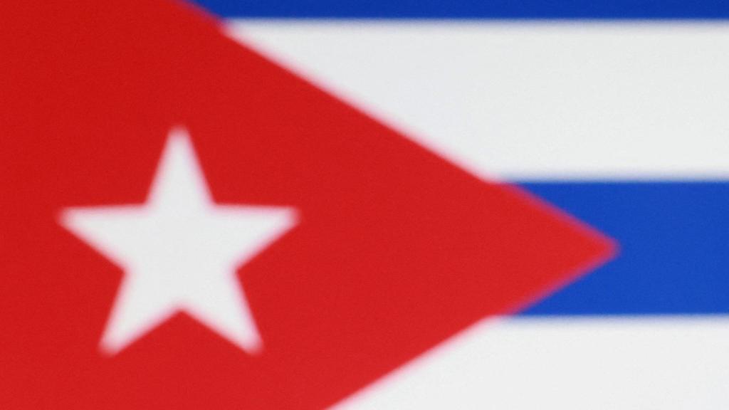 Miniatura impresa en 3D del presidente estadounidense Donald Trump y la bandera cubana