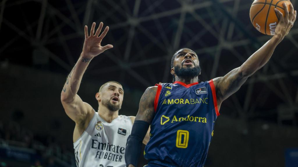 Shannon Evans entra a canasta presionado por Alex Len.