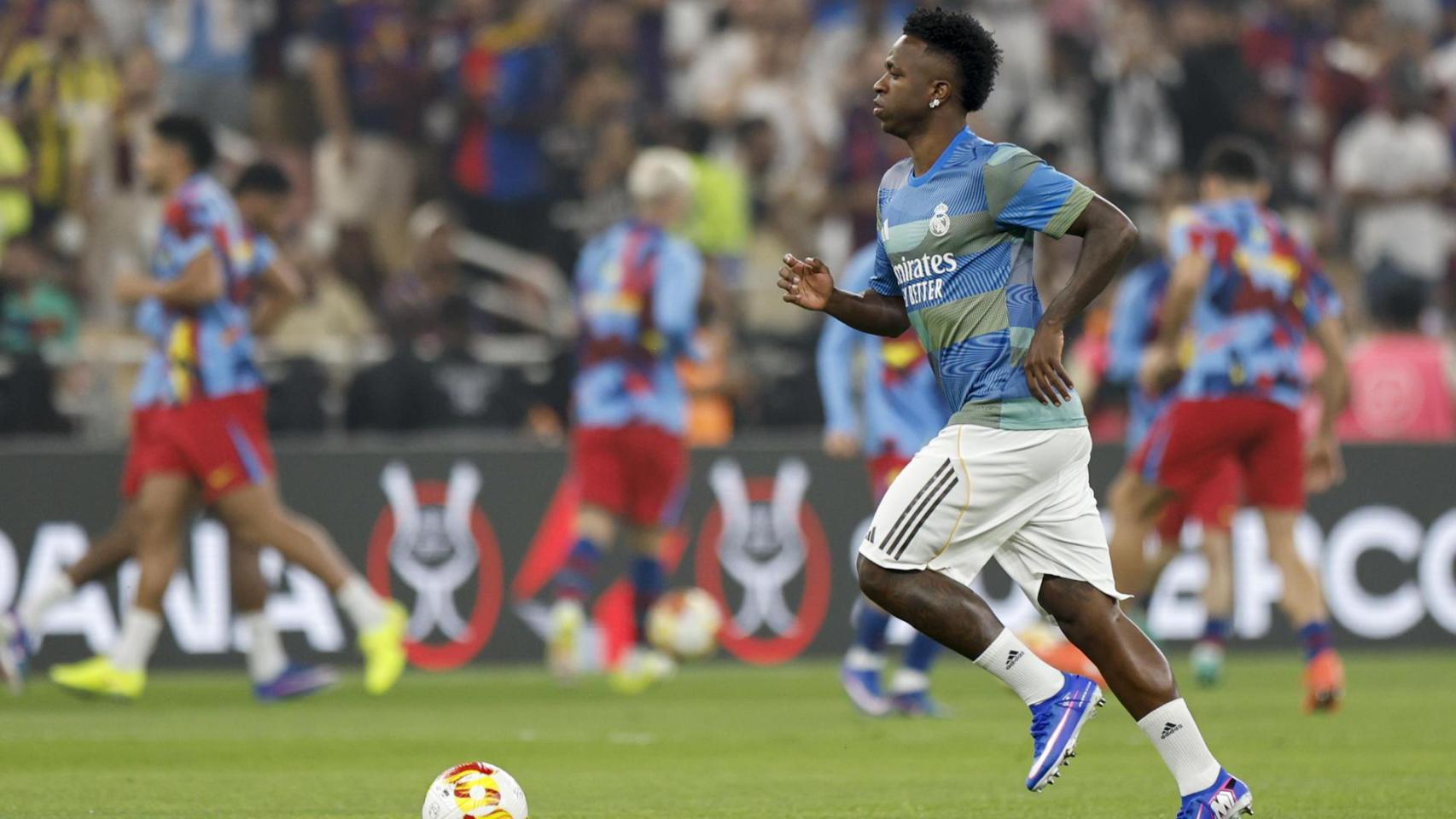 Vinicius realiza ejercicios de calentamiento.