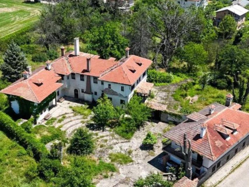 La mansión conocida como 'villa del zar', donde se instaló Simeón de Bulgaria tras regresar del exilio en 2001, ha sido vendida por 1,3 millones de euros.