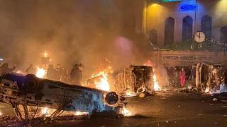 Un vehículo, en llamas durante las protestas en las calles de Teherán.