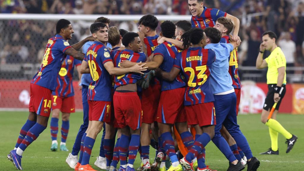 Los futbolistas del Barça celebran su victoria contra el Real Madrid en la Supercopa de España.