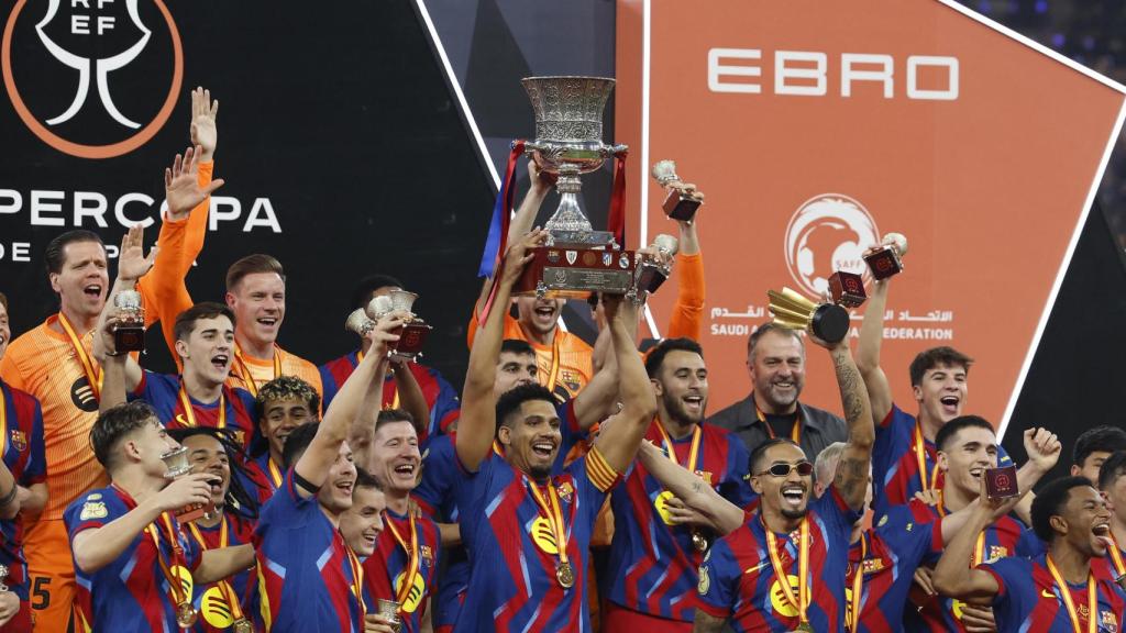 Araujo levanta la copa de la Supercopa de España.