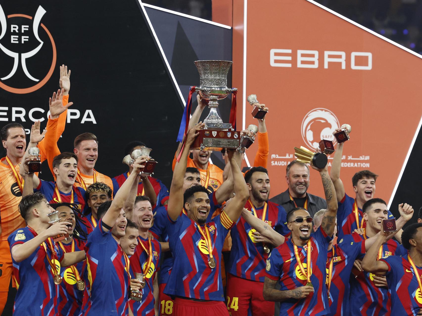 Araujo levanta la copa de la Supercopa de España.