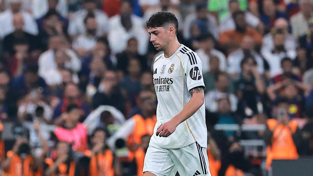 Valverde sai por desconforto na partida contra o Barcelona.