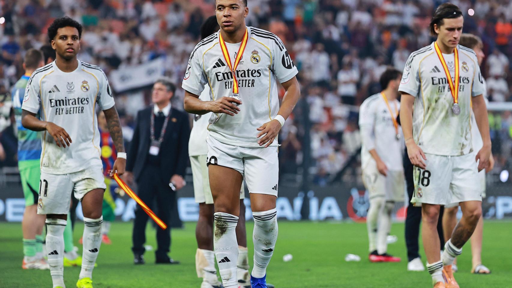 Mbappé, Rodrygo y Carreras, tras haber recogido la medalla de subcampeones de la Supercopa.