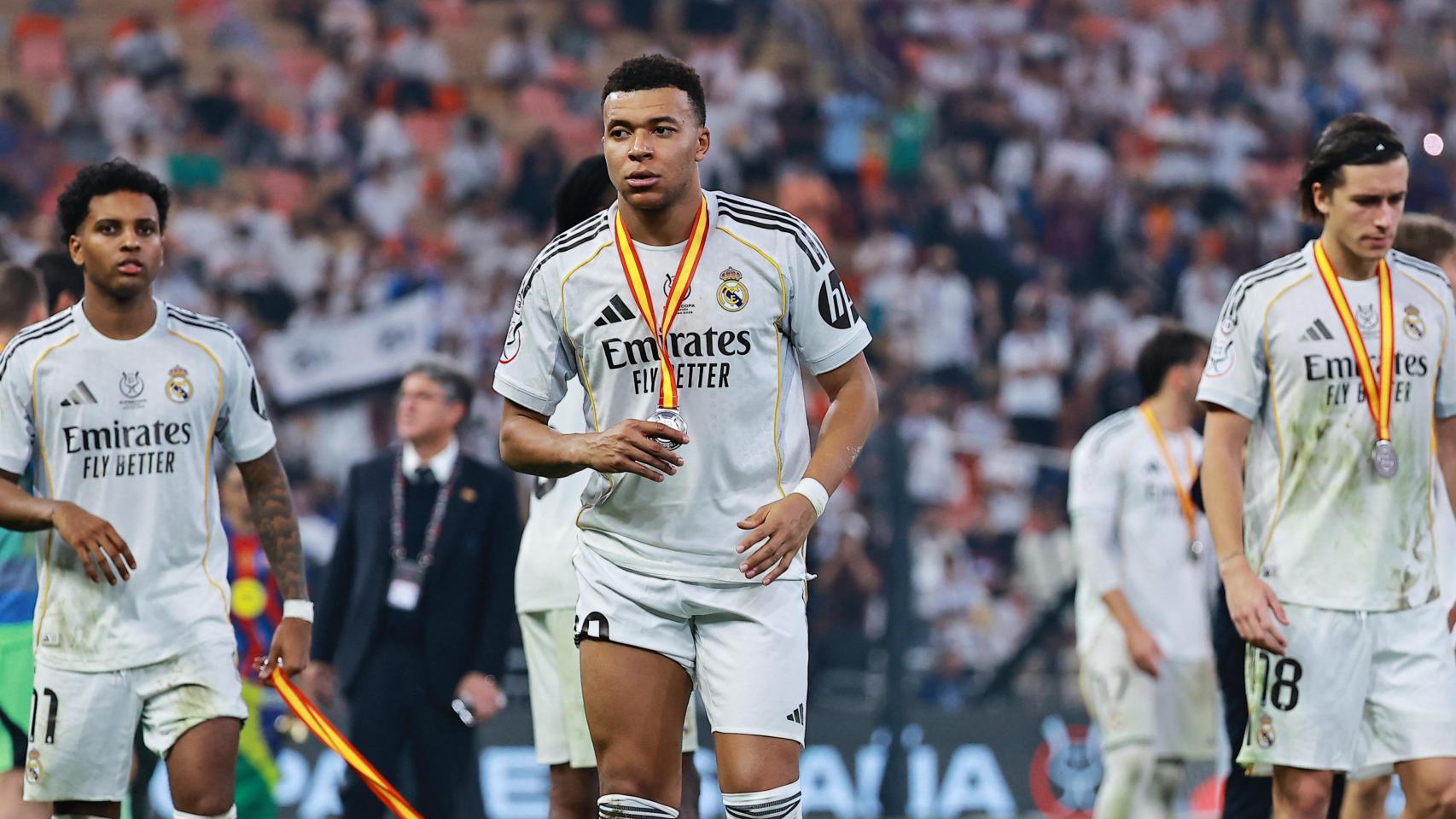 Mbappé, Rodrygo y Carreras, tras haber recogido la medalla de subcampeones de la Supercopa.