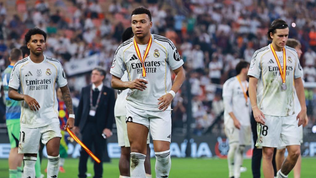 Mbappé, Rodrygo y Carreras, tras haber recogido la medalla de subcampeones de la Supercopa.