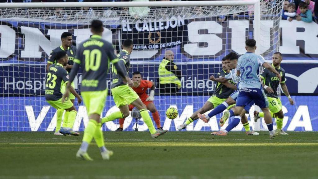 Chupete remata a portería para marcarle el segundo gol al Ceuta.