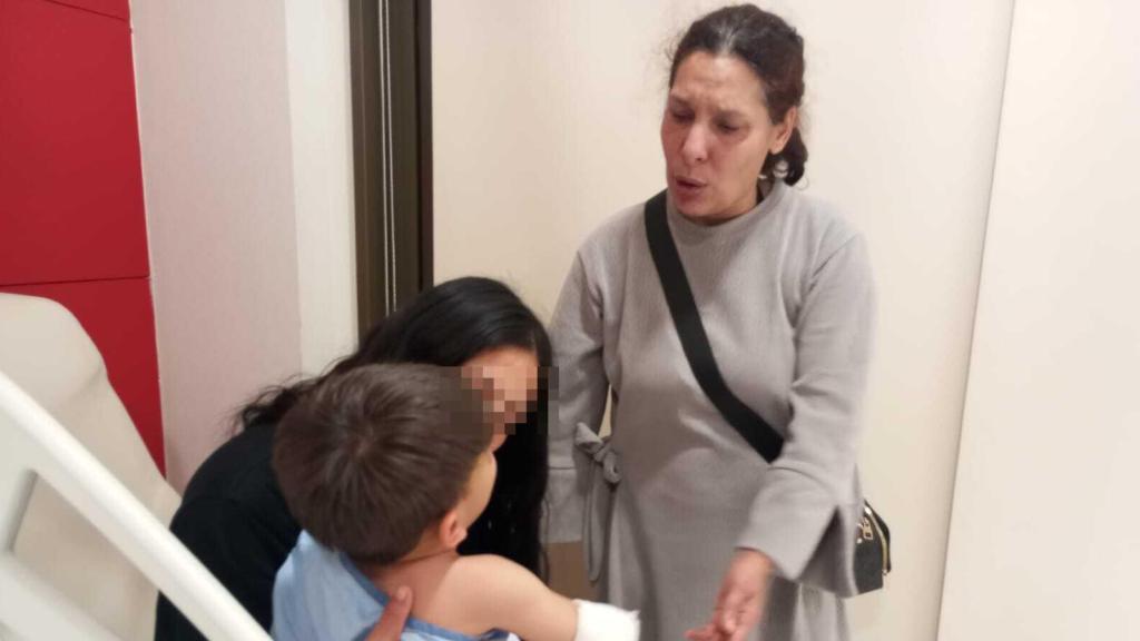 Wiam, este domingo, abrazando a su hijo, junto a su abuela Houriya, en el Hospital Los Arcos de San Javier.
