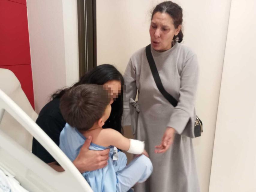 Wiam, este domingo, abrazando a su hijo, junto a su abuela Houriya, en el Hospital Los Arcos de San Javier.