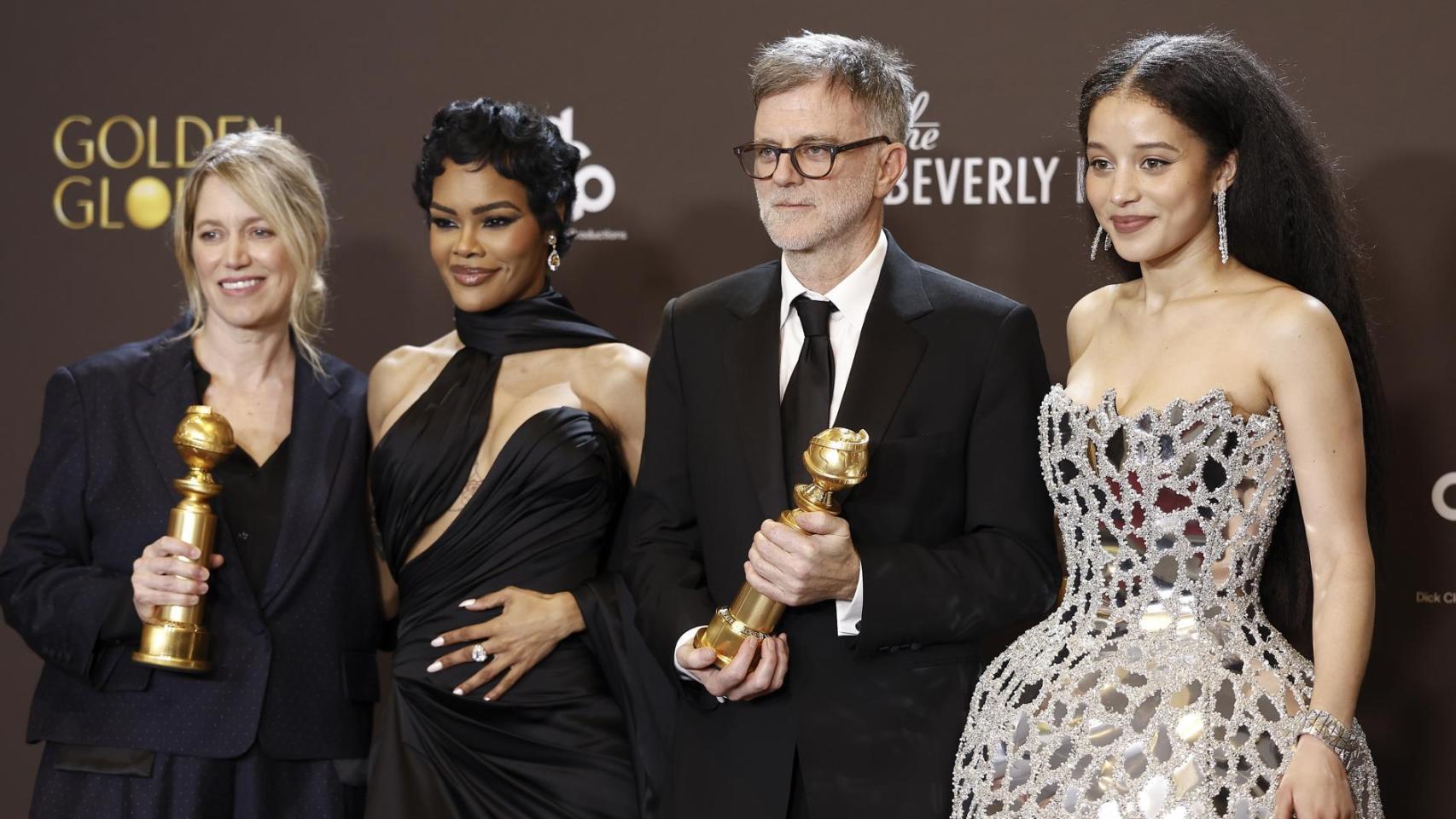 De izquierda a derecha, la productora estadounidense Sara Murphy, la cantante y actriz estadounidense Teyana Taylor, el cineasta estadounidense Paul Thomas Anderson y la actriz estadounidense Chase Infiniti posan en la sala de prensa con el premio a la mejor película – musical o comedia por One Battle After Another durante la 83.ª ceremonia de los Globos de Oro. Foto: EFE/EPA/CHRIS TORRES.