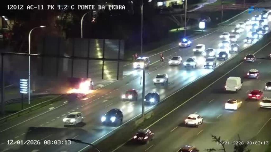 Coche ardiendo este lunes en la avenida Alfonso Molina de A Coruña