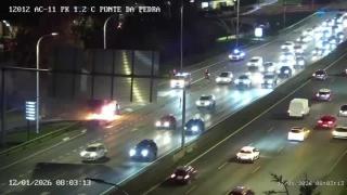 Coche ardiendo este lunes en la avenida Alfonso Molina de A Coruña