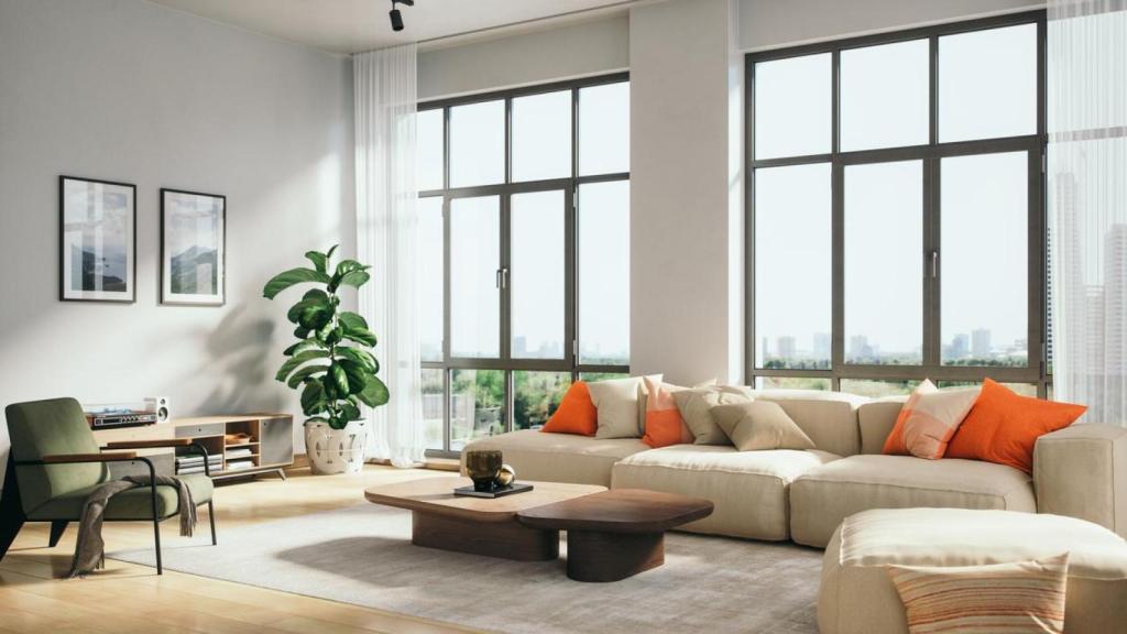 Salón con ventanales grandes.