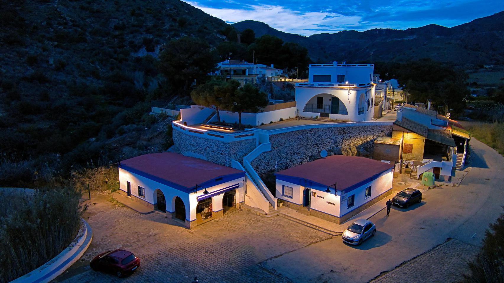 Vista nocturna del edificio en desuso que la Autoridad Portuaria de Cartagena rehabilitará