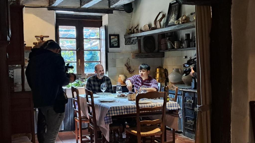 Hu Zhao con uno de los valencianos que viven en la zona de Urdaibai.