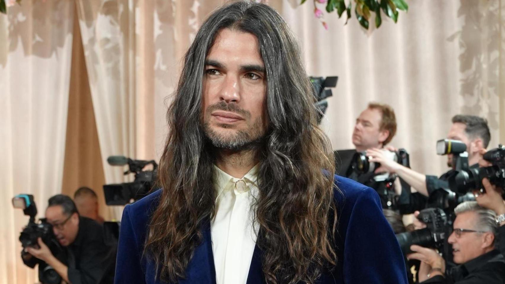 El director franco-gallego Óliver Laxe posa a su llegada a la edición 83 de los Premios Globos de Oro este domingo, en el Hotel Beverly Hilton en Los Ángeles. Foto: EFE/ Octavio Guzmán