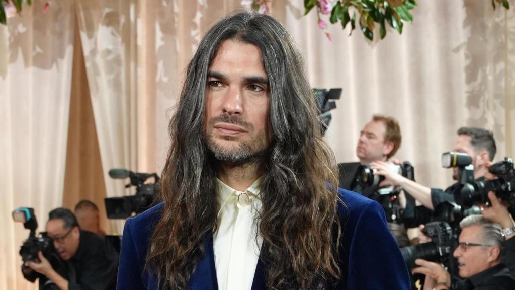 El director franco-gallego Óliver Laxe posa a su llegada a la edición 83 de los Premios Globos de Oro este domingo, en el Hotel Beverly Hilton en Los Ángeles. Foto: EFE/ Octavio Guzmán