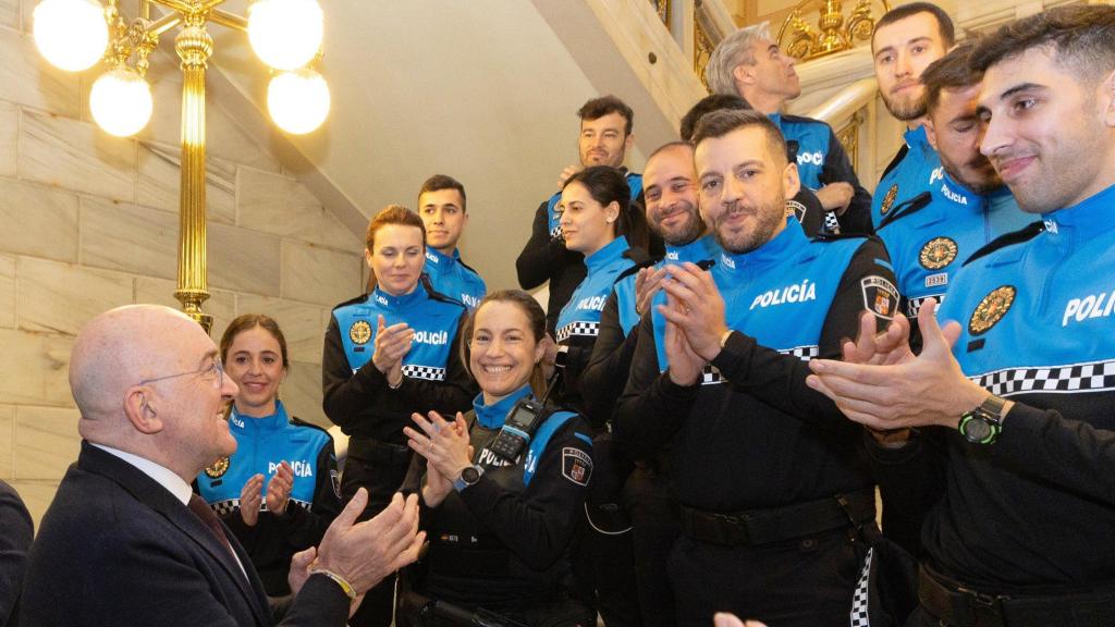 Jesús Julio Carnero con varios agentes de la Policía Municipal de Valladolid.