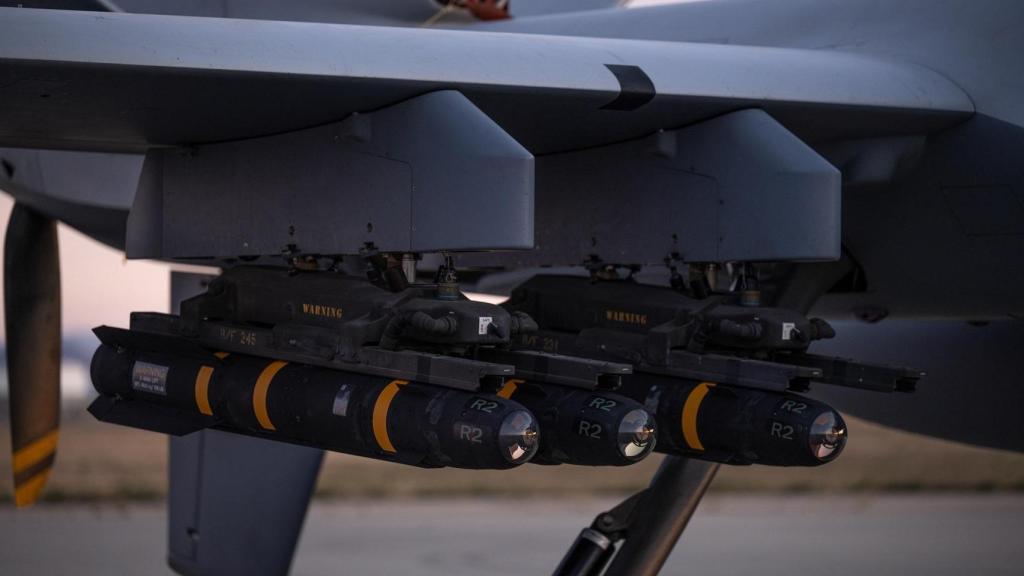 Misiles Hellfire bajo el ala de un dron Predator