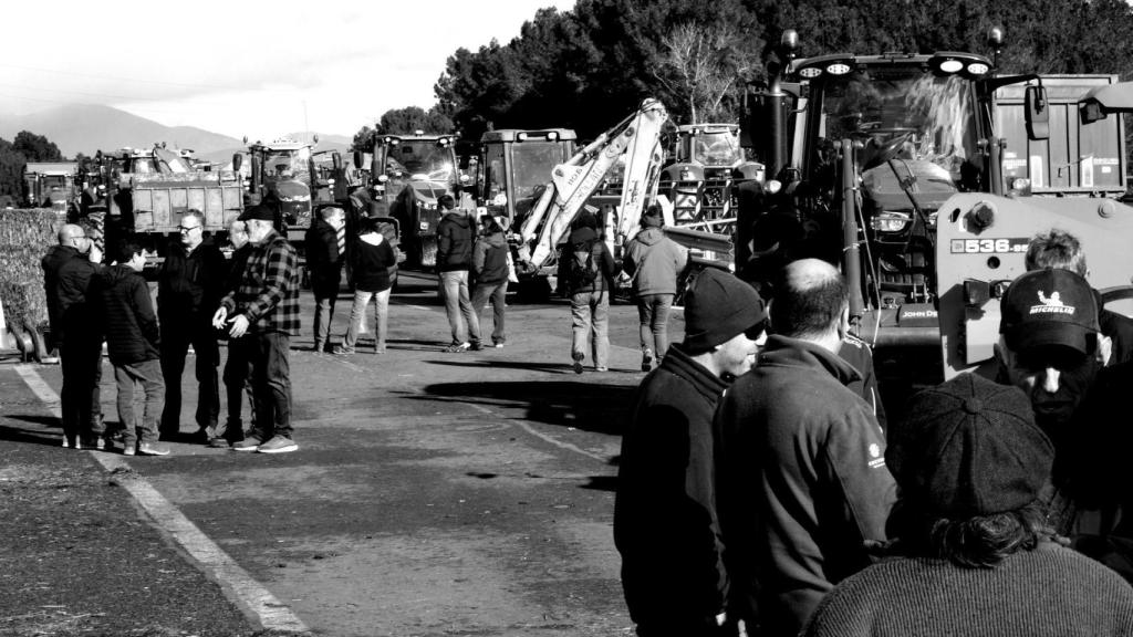 Agricultores y ganaderos cortan la AP-7 tras la noticia de la firma del acuerdo comercial entre la Unión Europea y Mercosur.