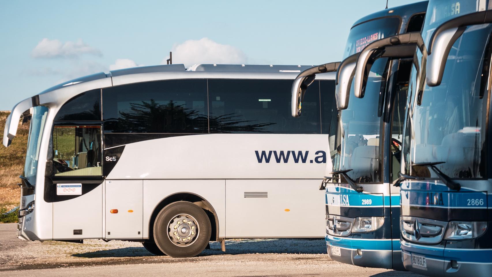 Varios autobuses de Alsa