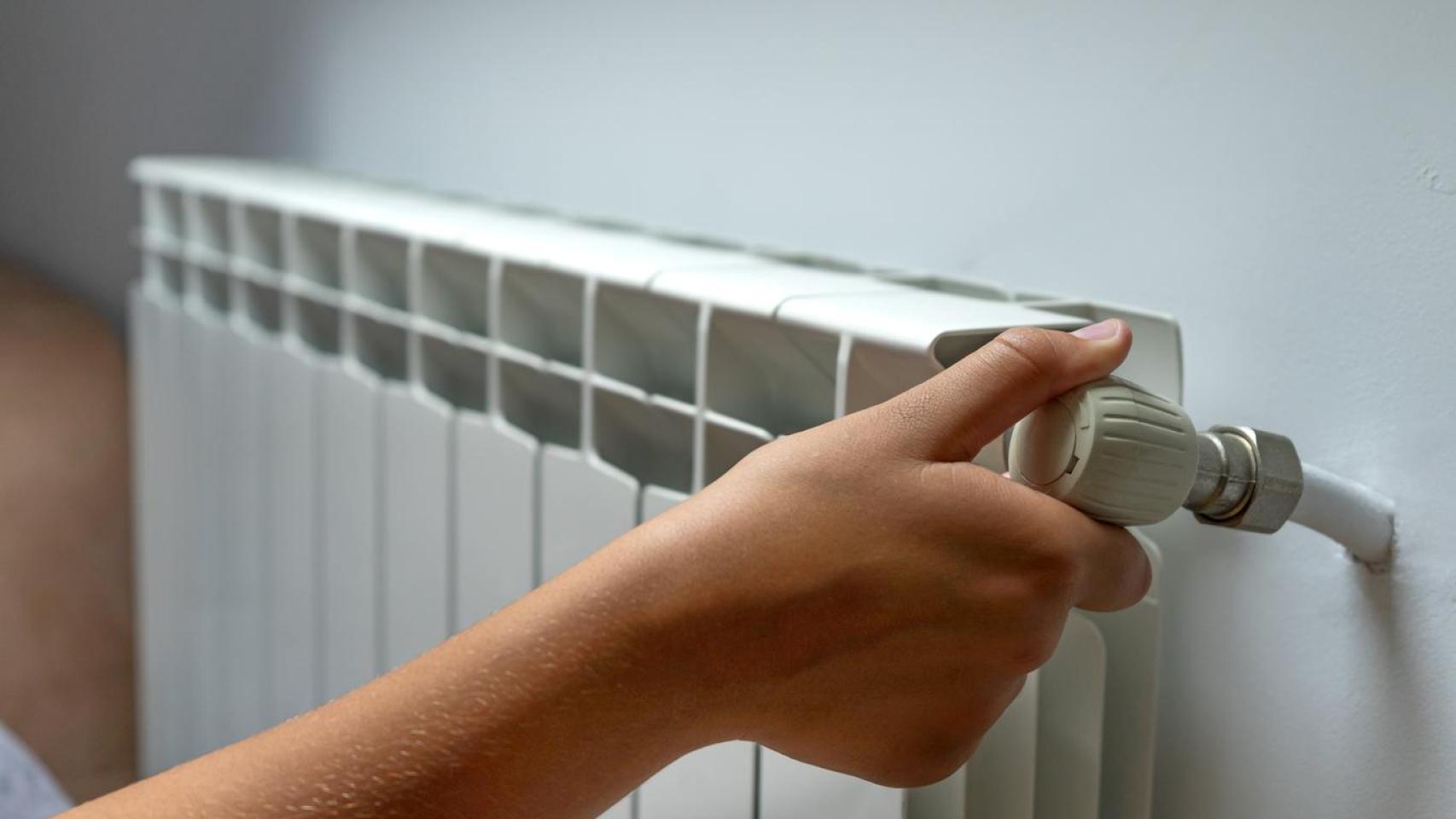 Mujer ajustando el radiador.