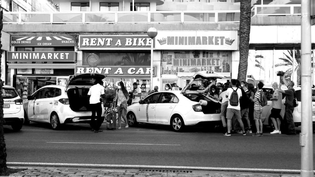 Una joven coge un taxi a su salida del hotel Palma Bellver en Palma de Mallorca, Islas Baleares (España).