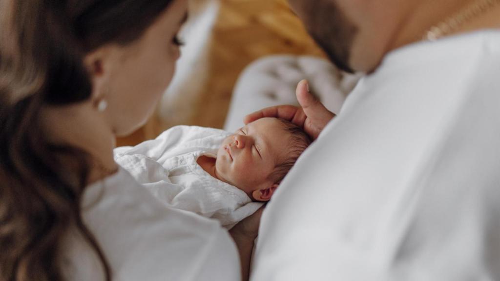 Una familia con un bebé recién nacido