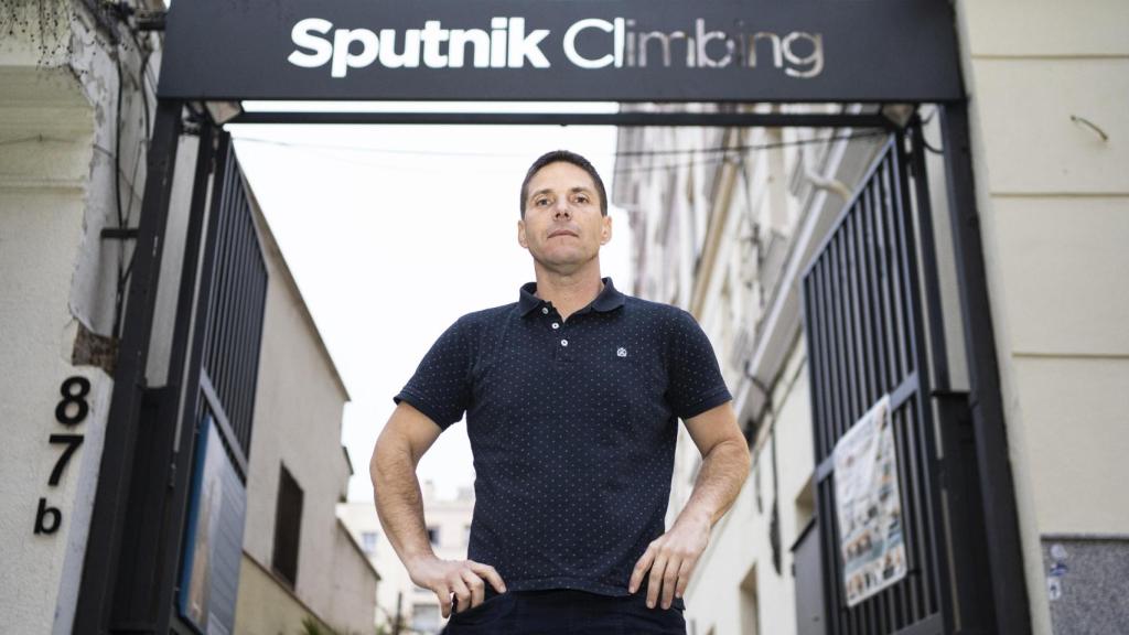 El CEO de Sputnik, Fernando Hernández, posa para El Español a las puertas de su centro en Chamberí.