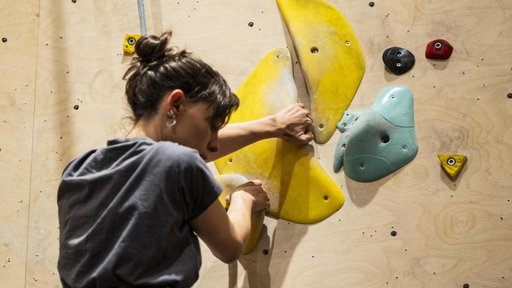 Una joven escalando en el centro Sputnik de Vallehermoso, en el distrito madrileño de Chamberí.