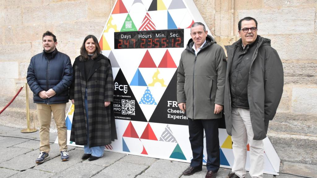 El presidente de la Diputación de Zamora, Javier Faúndez, y la presidenta de la Fundación Escuela Internacional de Industrias Lácteas de Zamora, Sara Fregeneda, junto al reloj que marca la cuenta atrás para Fromago 2026