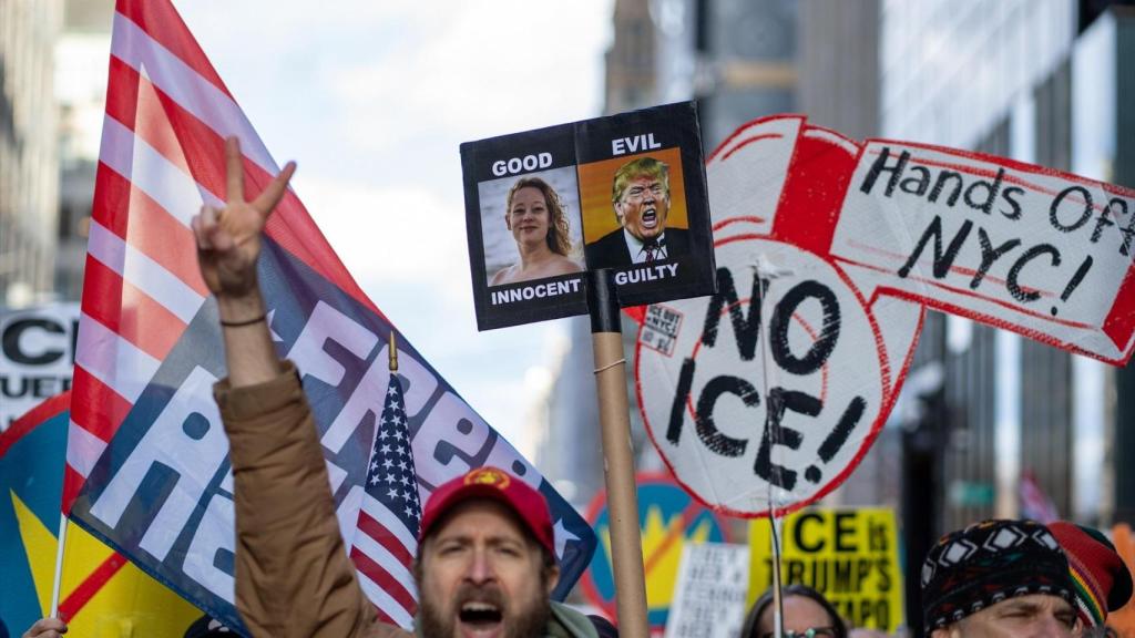 Personas sostienen pancartas durante una protesta con el lema «No a las guerras, no a los reyes, no al ICE» en Nueva York. Foto: Justjojo, Jorge Estrellado/TheNEWS2 vía ZUMA Press Wire/dpa