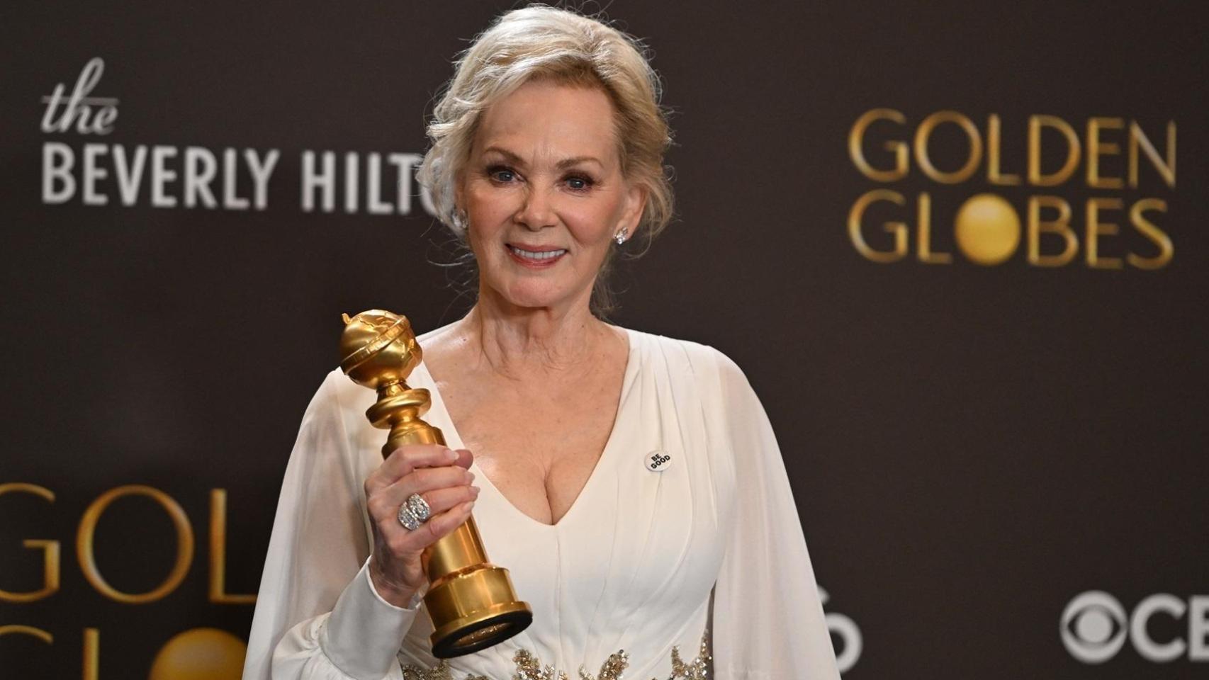 Jean Smart, ganadora del Globo de Oro, con el pin Be Good, un homenajea a Renee Good, asesinada por el ICE.