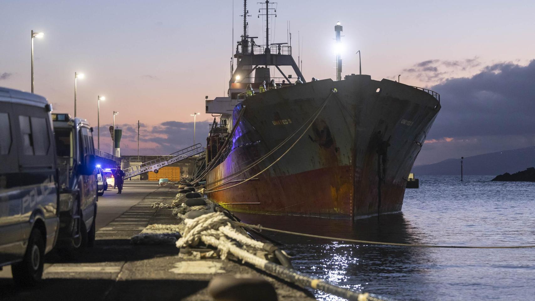 En la imagen, efectivos policiales junto al buque intervenido, el United S., atracado en el puerto de Santa Cruz de Tenerife.