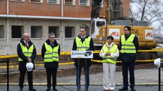El delegado del Gobierno para la Comunidad de Madrid, Francisco Martín Aguirre, el ministro de la Presidencia, Félix bolaños, el presidente del Gobierno, Pedro Sánchez, la ministra de Vivienda, Isabel Rodríguez, y el ministro para la Transformación Digital, Óscar López, durante el acto de demolición de los primeros edificios del acuartelamiento de Campamento, a 12 de enero de 2026, en Madrid (España).